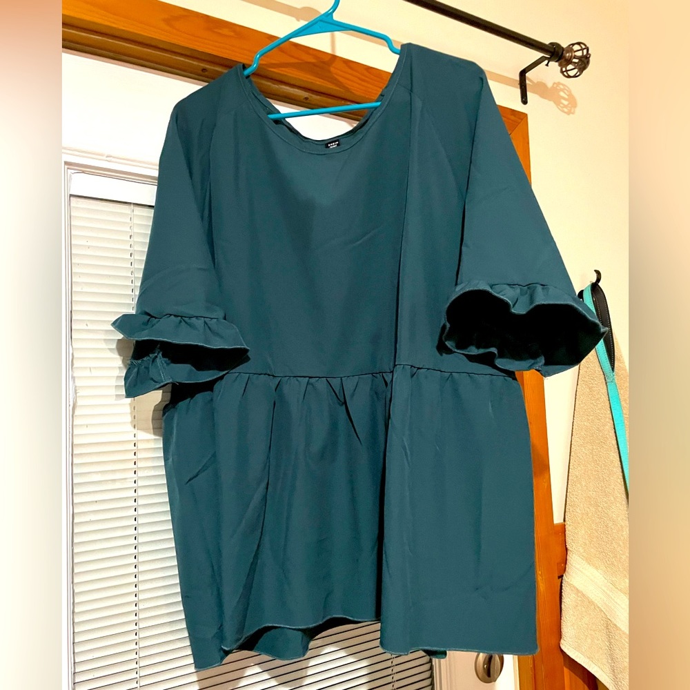 Brand new, NEVER WORN Shein blouse! This would be a perfect shirt for work!